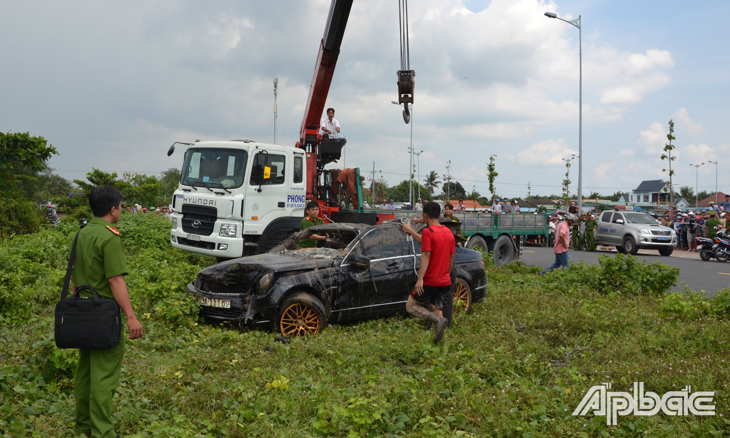 Chiếc Mercedes đã được trục vớt lên bờ.