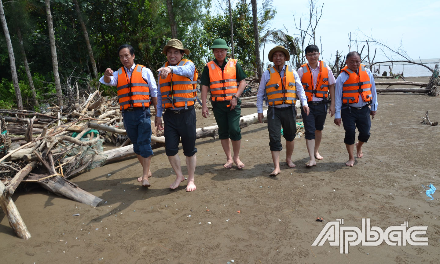  Chairman of the PPC Le Van Huong checks the situation of landslides in Con Ngang.