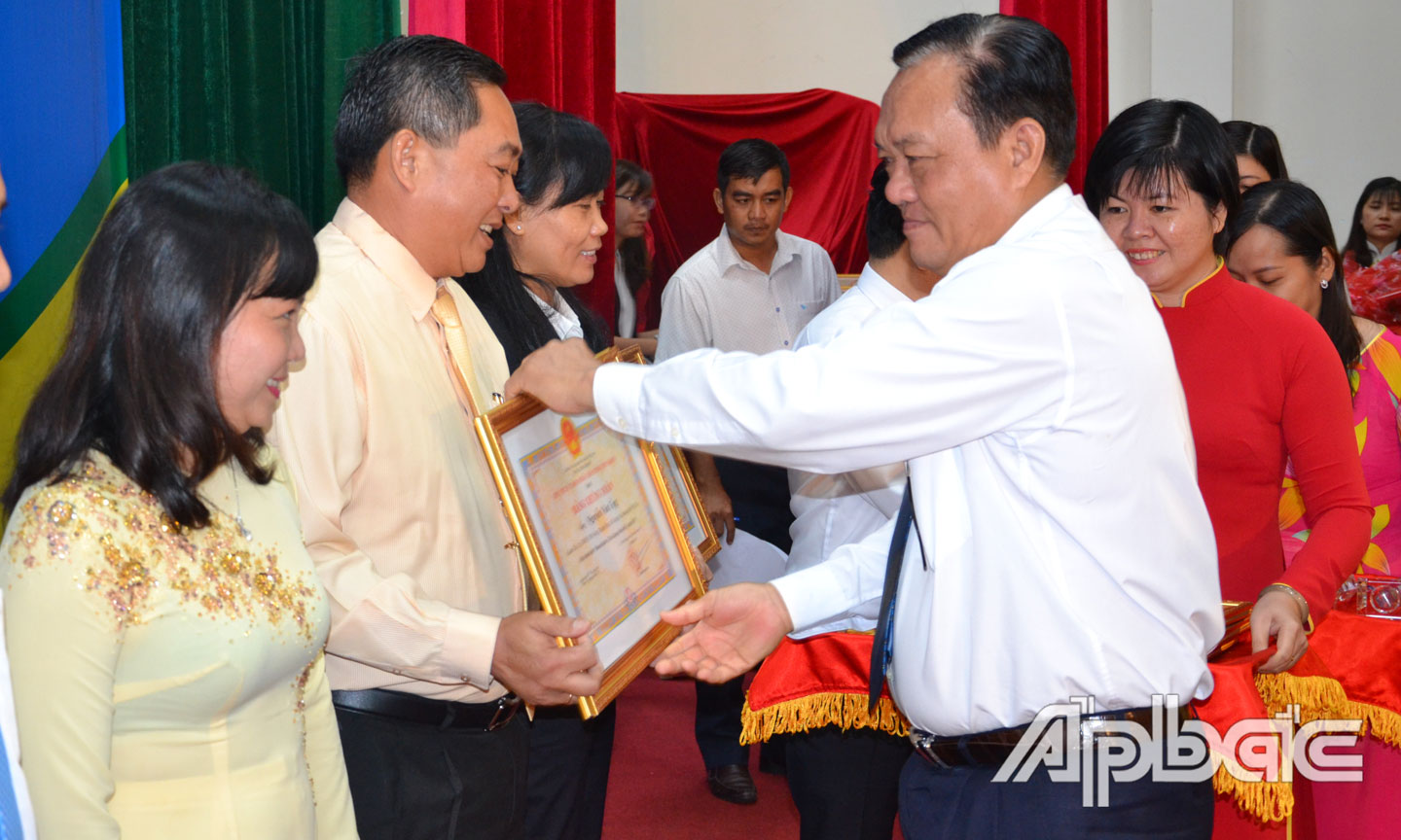 Phó Chủ tịch Thường trực UBND tỉnh Lê Văn Nghĩa trao Bằng chứng nhận doanh nhân Tiền Giang tiêu biểu năm 2019.