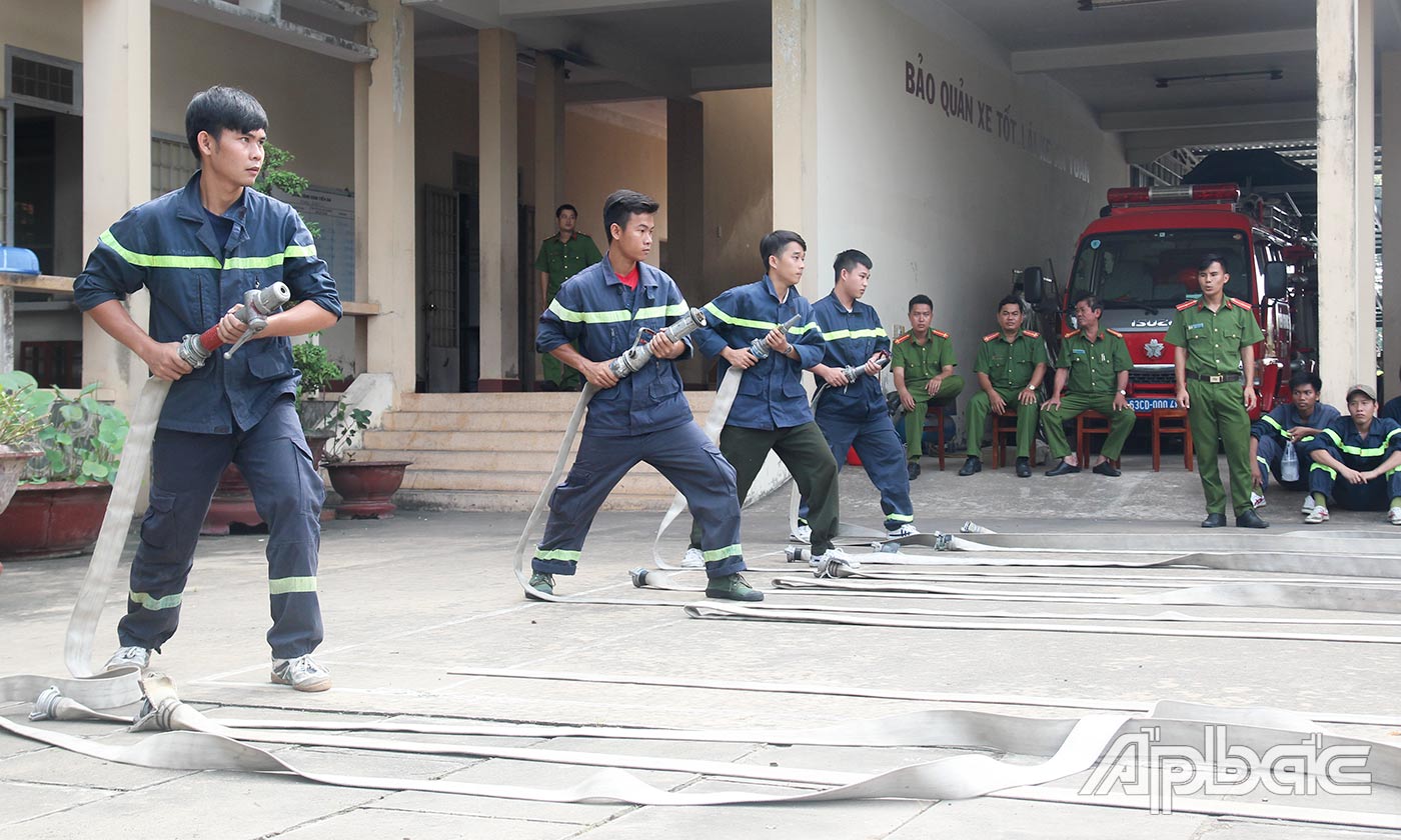 Kiểm tra các tư thế cầm lăng.