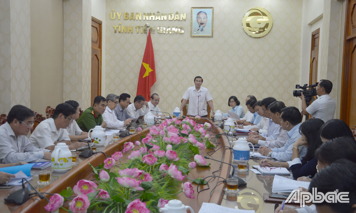 Comrade Le Van Huong speaks at the meeting.