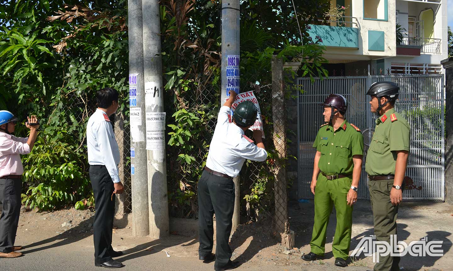 Thanh tra Sở VH-TT&DL phối hợp các ngành liên quan tháo gỡ quảng cáo, rao vặt sai quy định.