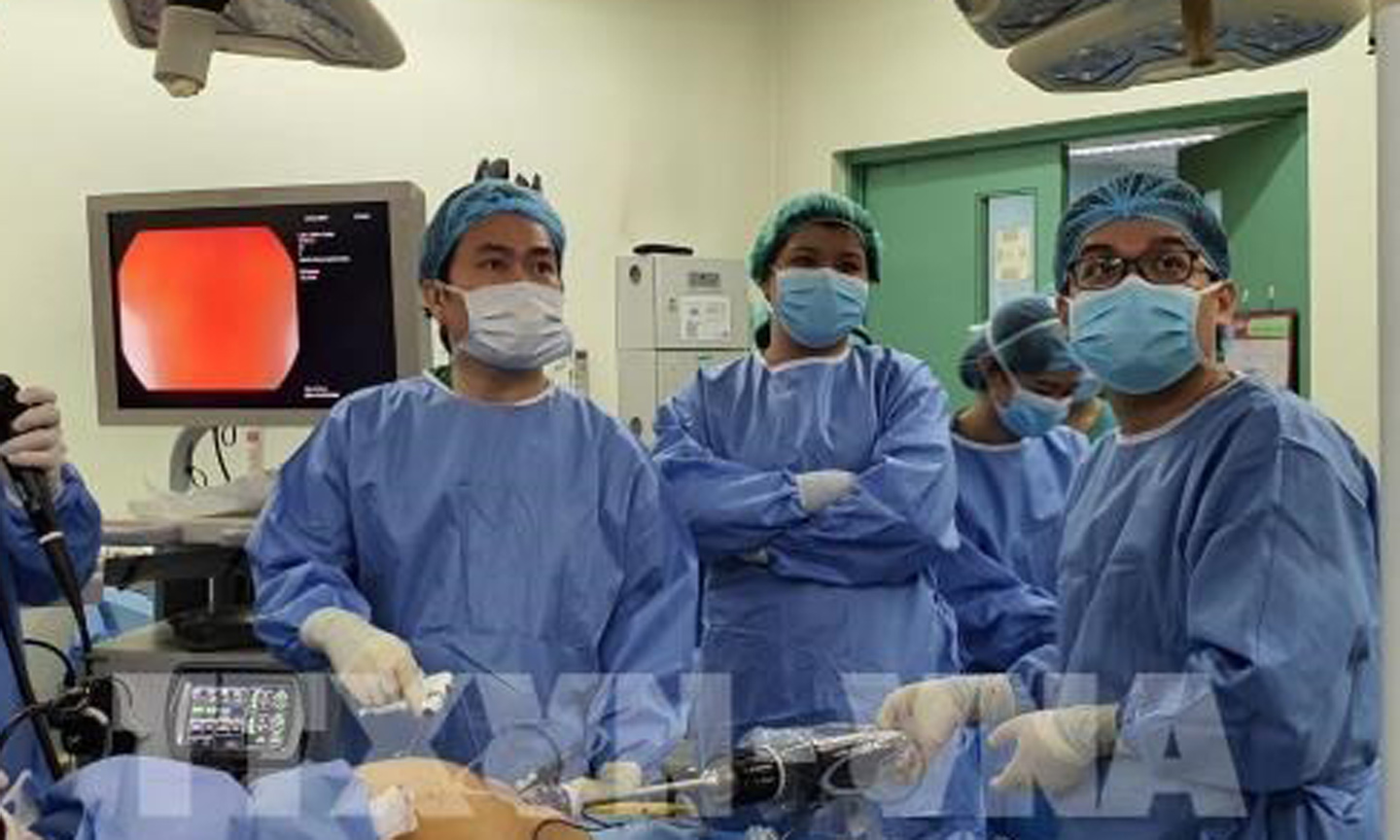  Doctors from Binh Dan Hospital in Ho Chi Minh City conduct a robot-assisted operation at the Manila-based Philippine General Hospital (Photo: VNA)