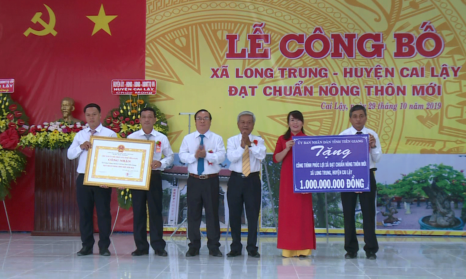 Đồng chí Phạm Anh Tuấn và đồng chí Trần Long Thôn tặng bằng công nhận và công trình phúc lợi 