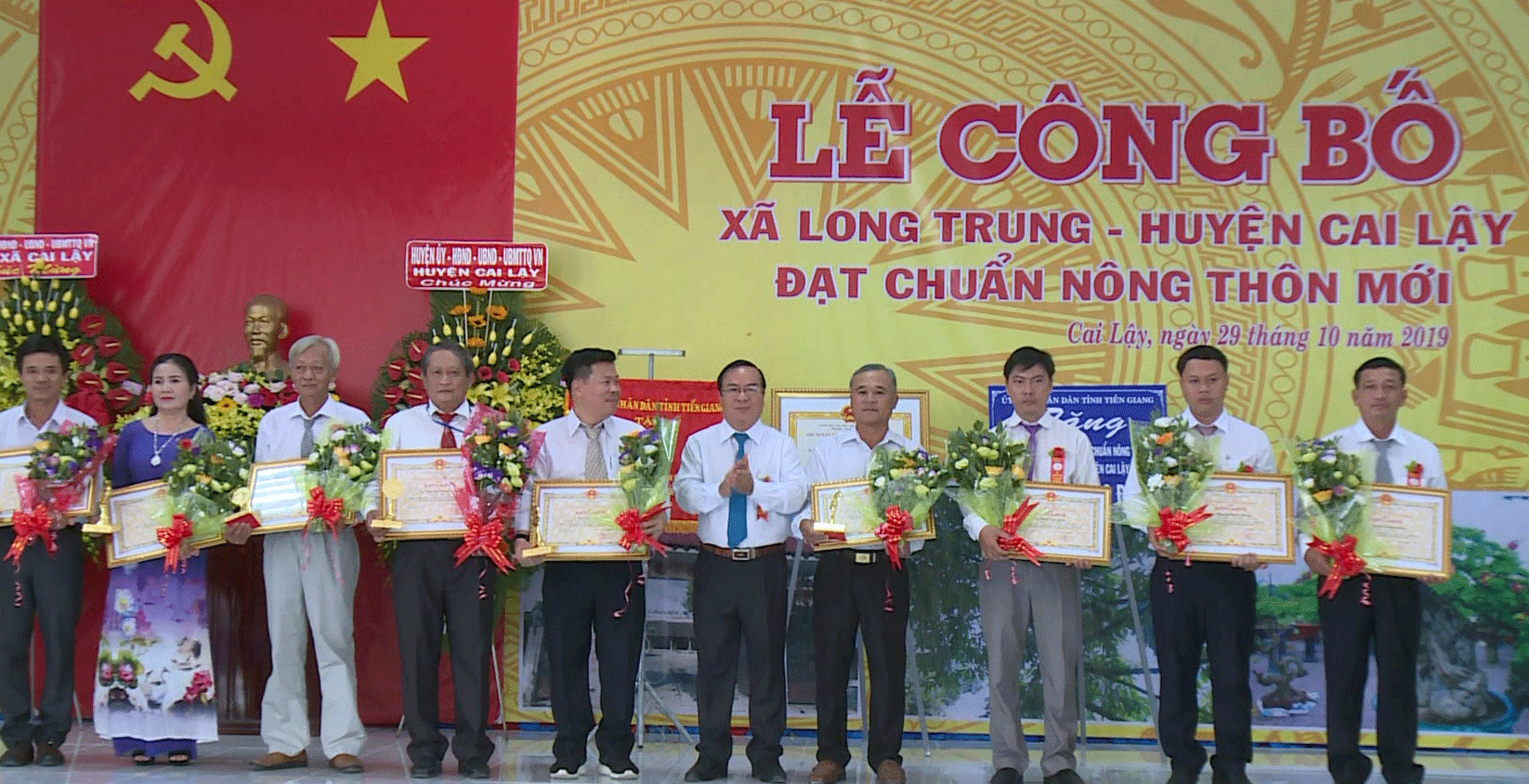 Đồng chí Phạm Anh Tuấn trao bằng khen cho các tập thể, cá nhân.
