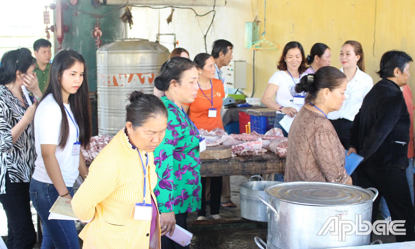 Trước hội nghị gia đình phạm nhân tham quan các khu buồng giam, bệnh xá, bếp.... của phạm nhân tại trại giam.