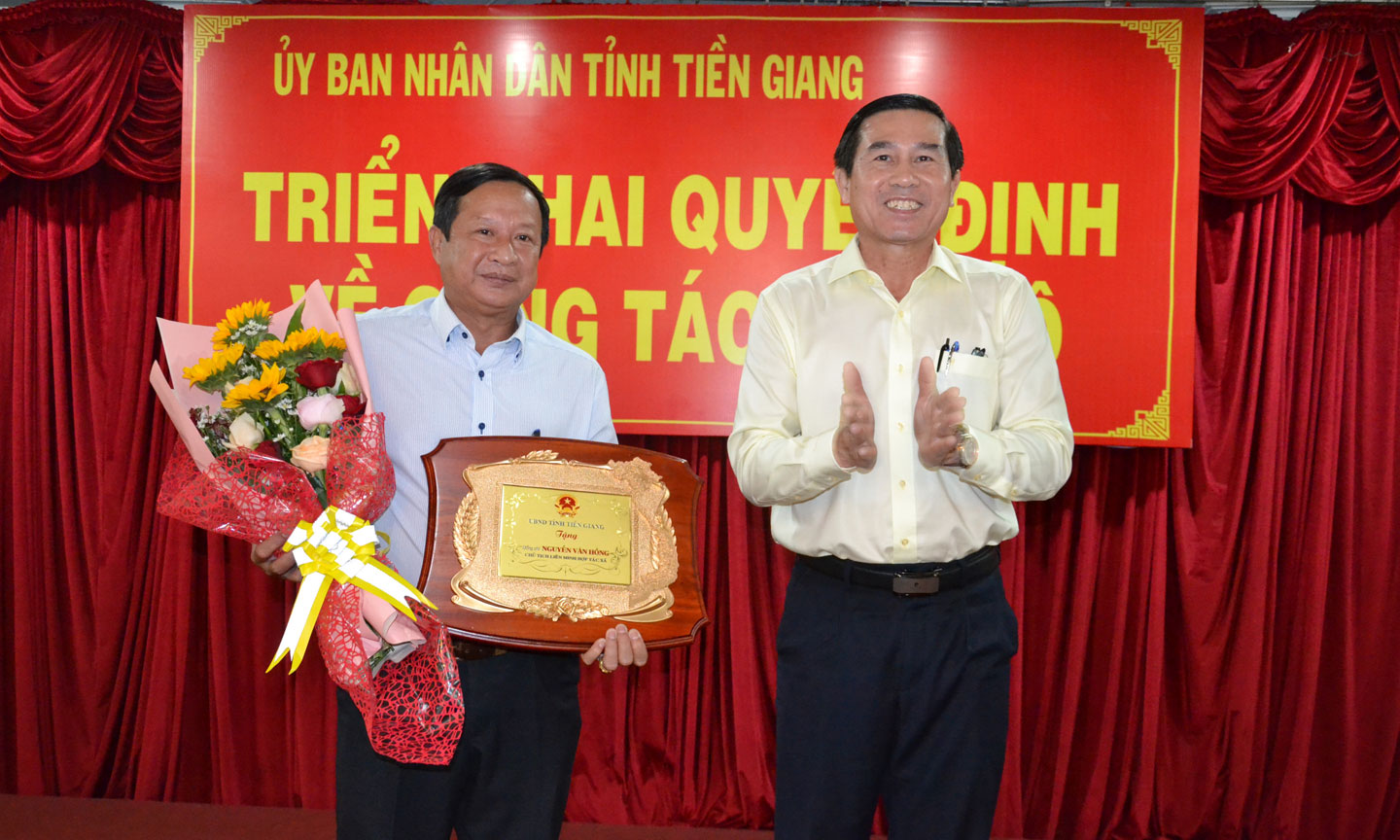 Đồng chí Lê Văn Hưởng trao quyết định nghỉ lưu theo chế độ cho đồng chí Nguyễn Văn Hồng.