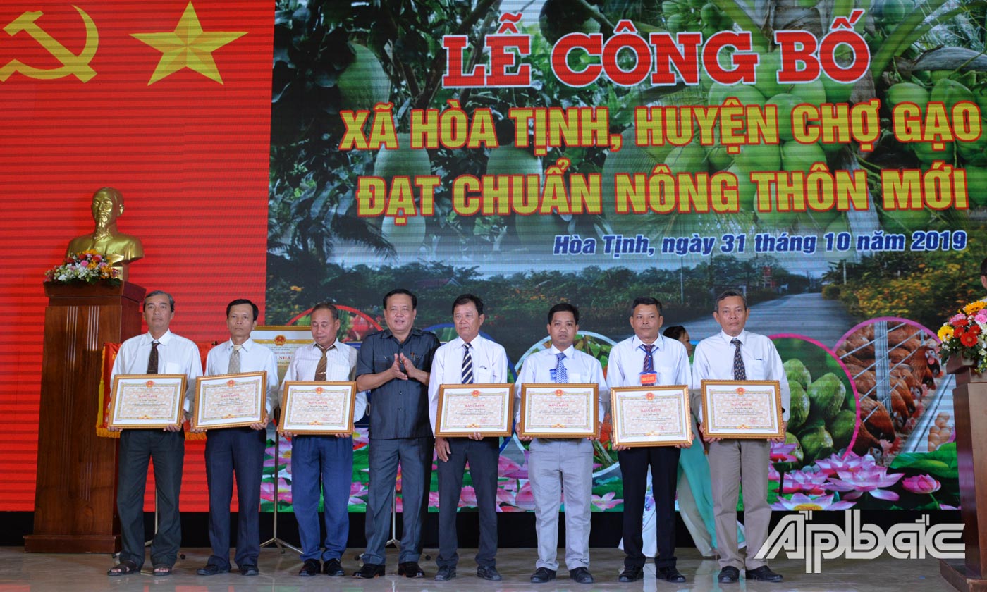 Đồng chí Lê Văn Nghĩa trao bằng khen của UBND tỉnh cho các tập thể, cá nhân.