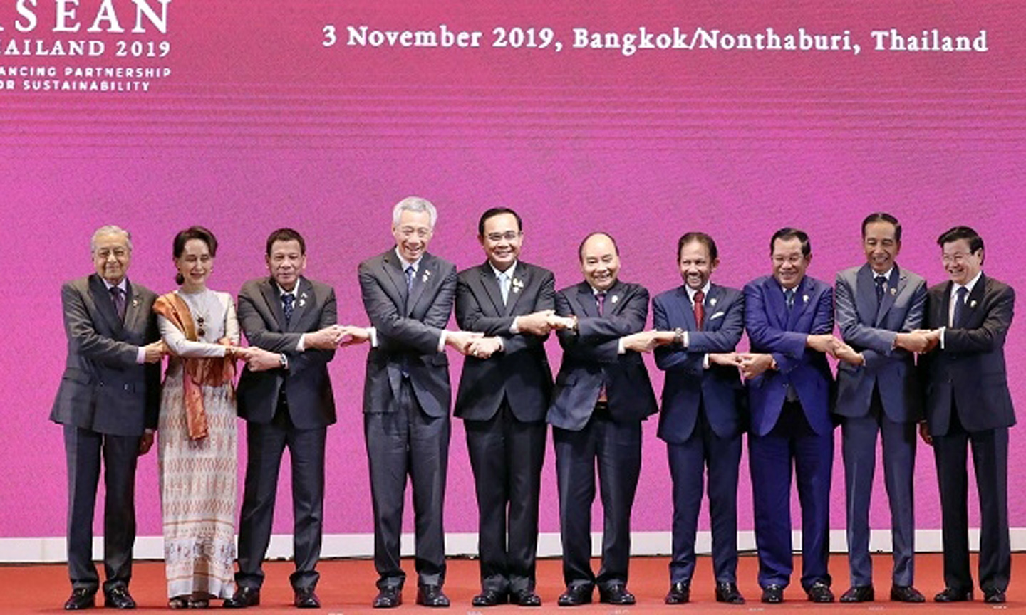 PM Nguyen Xuan Phuc (fifth from right) and ASEAN leaders pose for a photo at the opening ceremony of the 35th ASEAN Summit in Bangkok on November 3. (Photo: VNA)