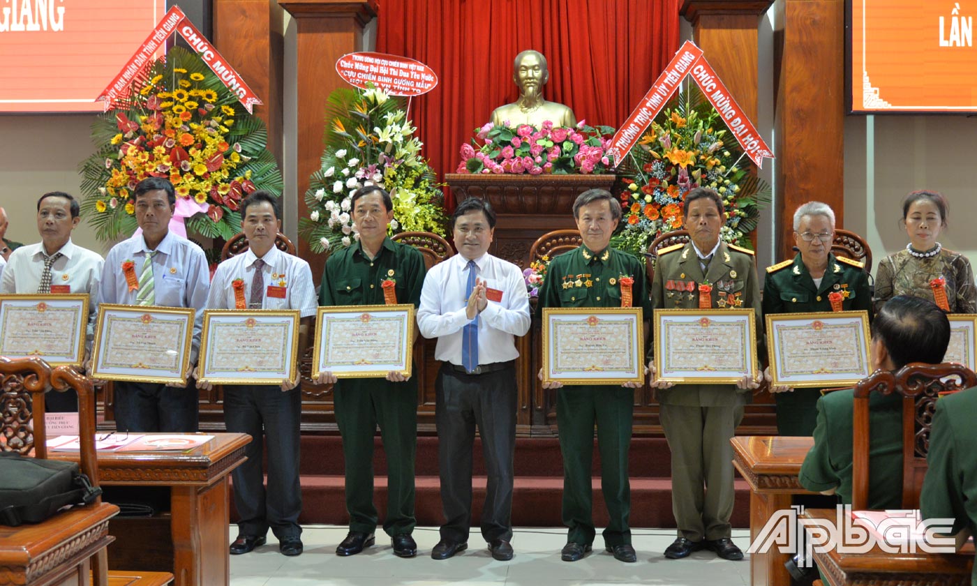 Đồng chí Trần Văn Dũng, Phó Chủ tịch UBND tỉnh Tiền Giang trao Bằng khen của UBND tỉnh cho các cá nhân.