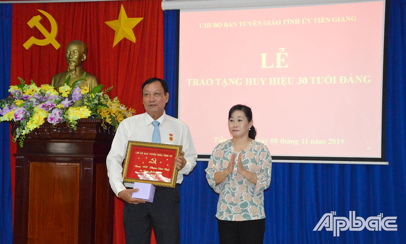 Đồng chí Châu Thị Mỹ Phương, Ủy viên dự khuyết Ban Chấp hành Trung ương Đảng, Ủy viên Ban Thường vụ, Trưởng Ban Tuyên giáo Tỉnh ủy Tiền Giang tặng quà kỷ niệm chúc mừng đồng chí Phạm Văn Ngộ.