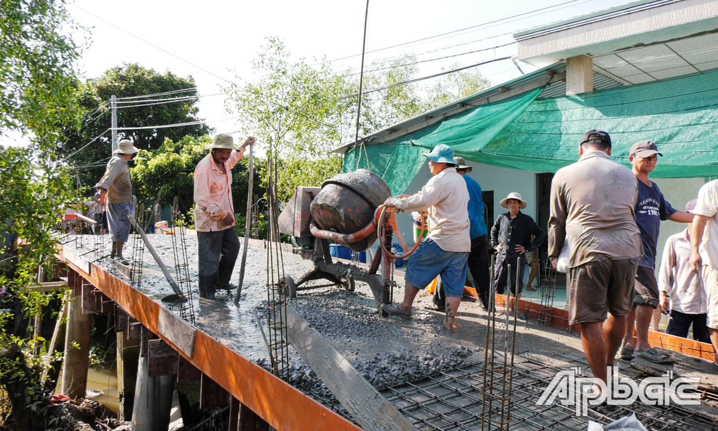 Công trình cầu giao thông ở ấp Tân Bường A, xã Tân Phong được xây dựng theo phương châm “Nhà nước và nhân dân cùng làm“. 