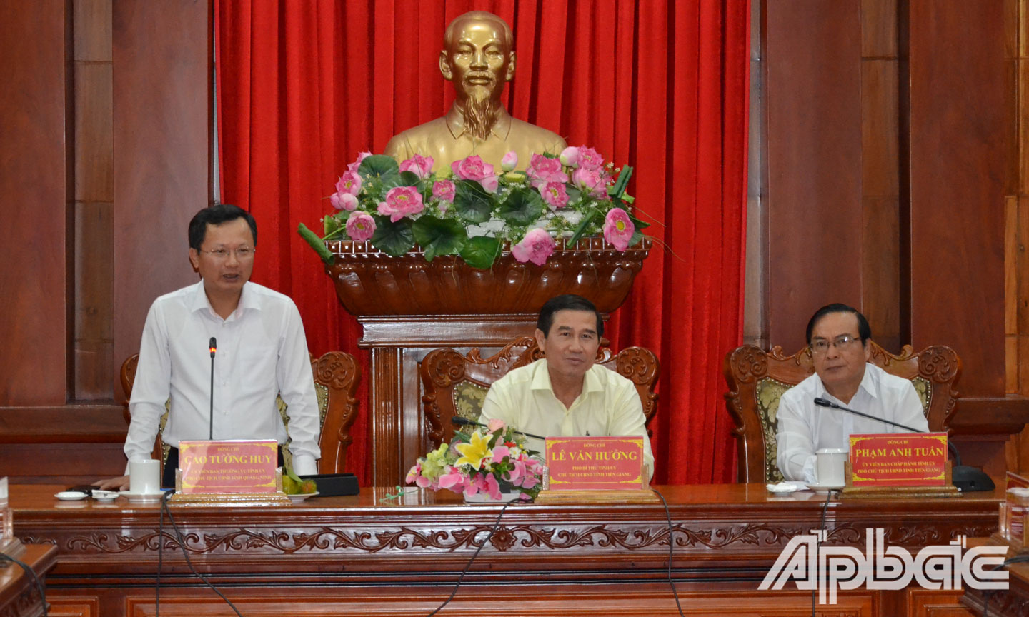 Phó Chủ tịch UBND tỉnh Quảng Ninh Cao Tường Huy phát biểu tại buổi làm việc.