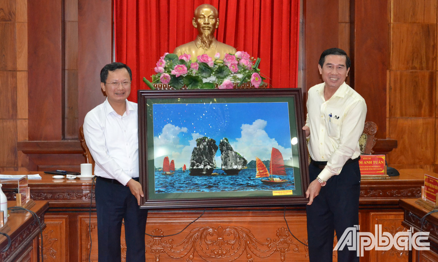 UBND tỉnh Quảng Ninh tặng quà lưu niệm cho UBND tỉnh Tiền Giang.