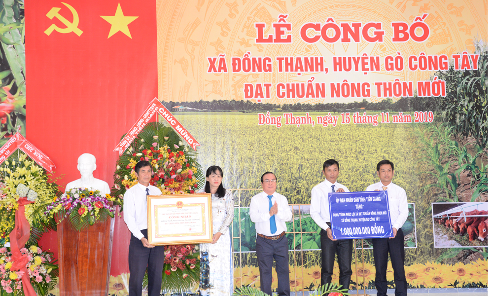 Đồng chí Phạm Anh Tuấn trao Bằng Công nhận đạt chuẩn NTM cho xã Đồng Thạnh.