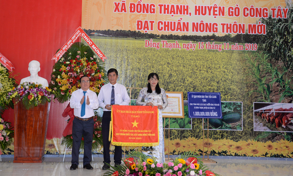 Đồng chí Phạm Anh Tuấn trao cờ thi đua của UBND tỉnh cho Đảng bộ, chính quyền và nhân dân xã Đồng Thạnh.