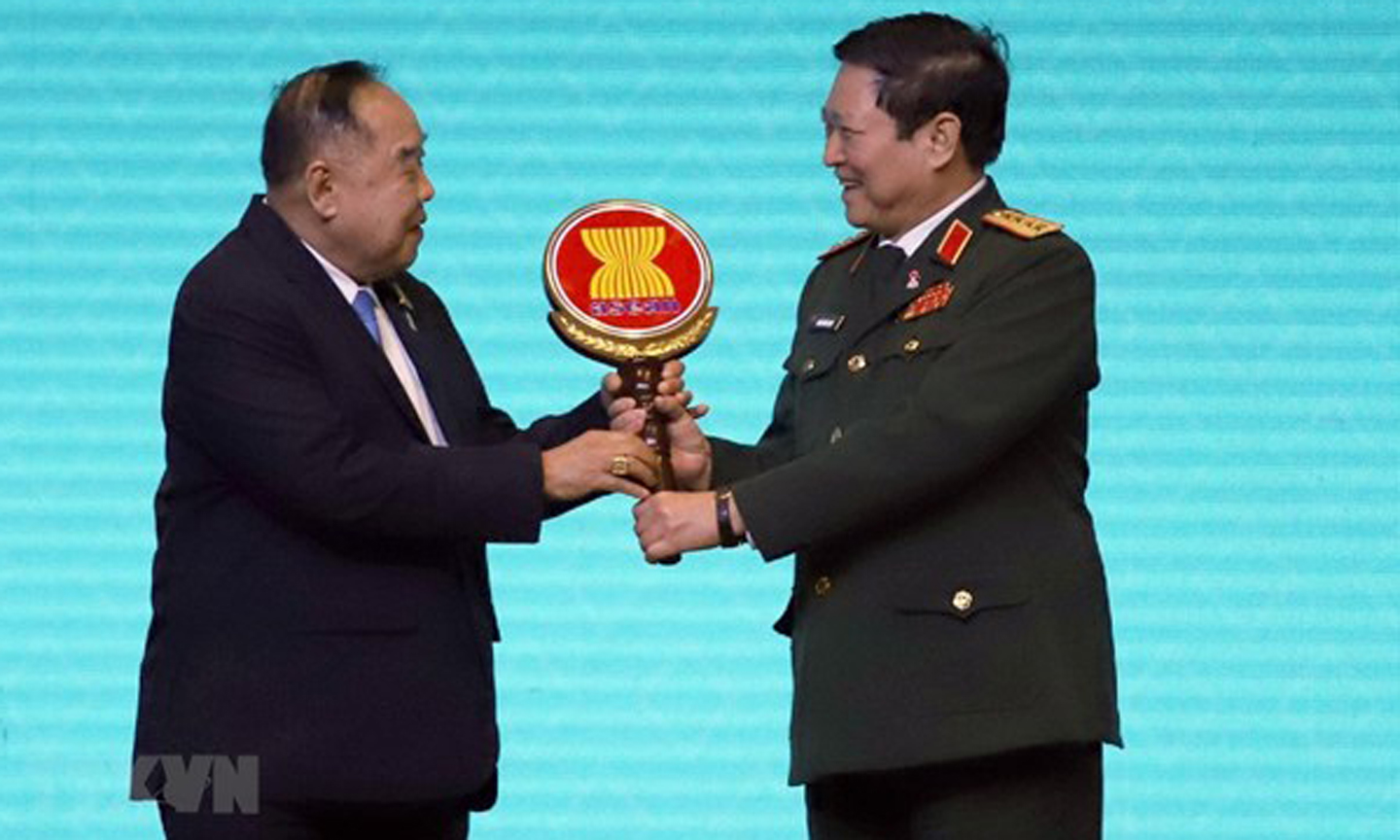 Defence Minister Gen. Ngo Xuan Lich (R) receives the token from Thai Deputy Prime Minister Gen. Prawit Wongsuwan (Photo: VNA)