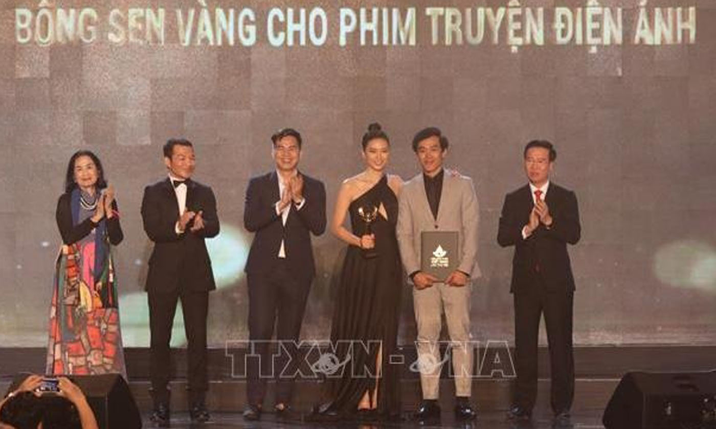 Politburo member Vo Van Thuong (first from right) presents the Golden Lotus Award to 'Song Lang' film crew (Photo: VNA)