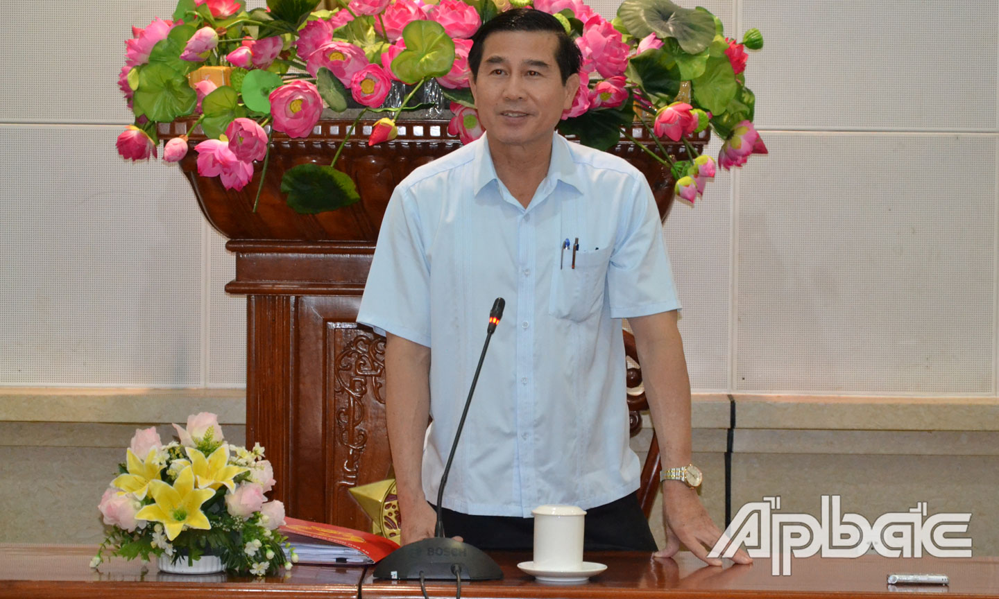 Comrade Le Van Huong speaks at the conference.