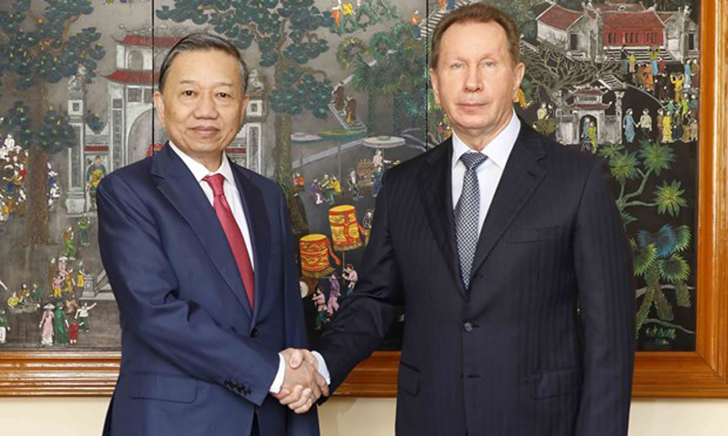 Minister of Public Security, General To Lam (left) and Director of the Russian National Guard General Viktor Zolotov (Photo: VNA)