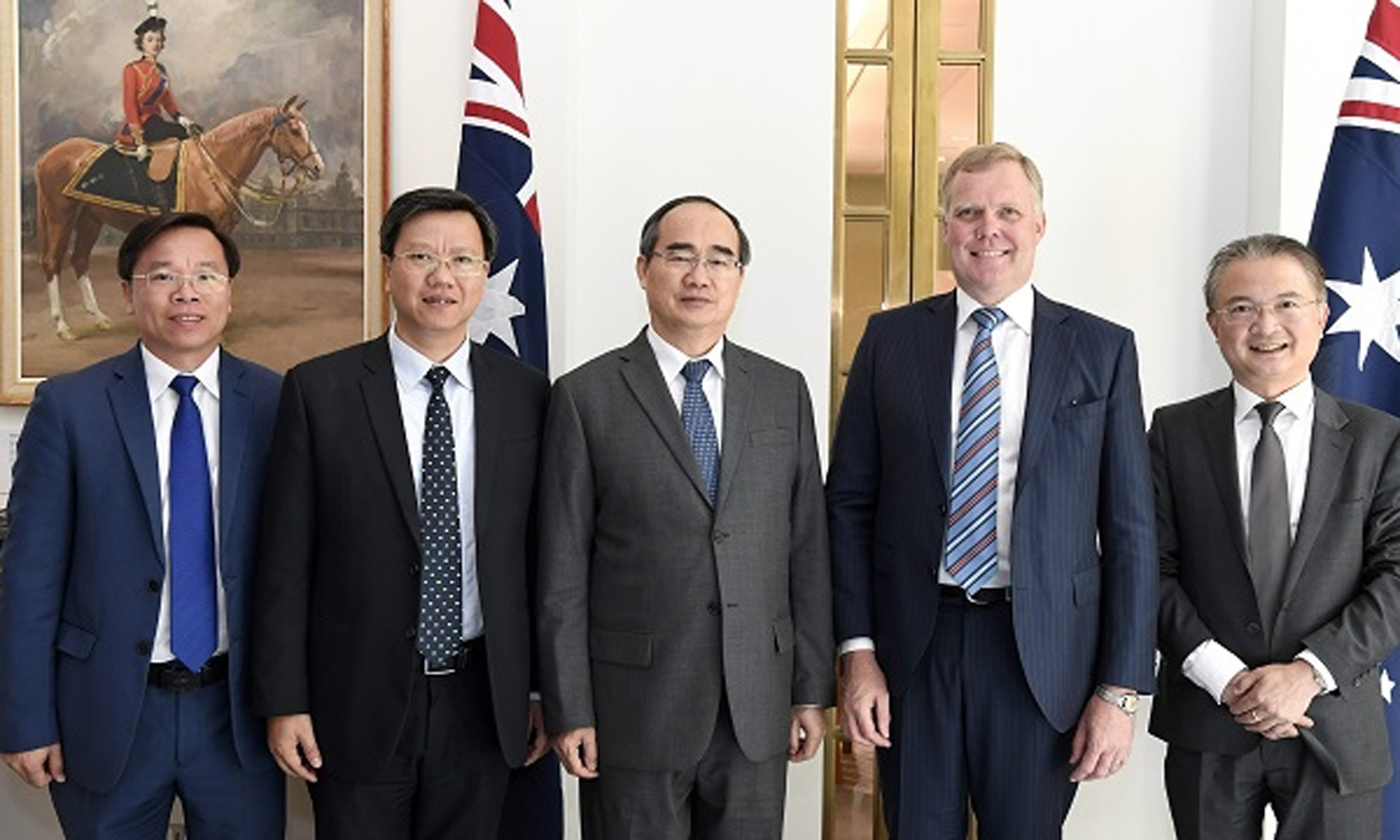 Politburo member and Secretary of the Ho Chi Minh City Party Committee Nguyen Thien Nhan (centre), Speaker of the House of Representative of Australia Tony Smith (second, right) and other officials at the meeting in Canberra on December 3. (Photo: VNA)