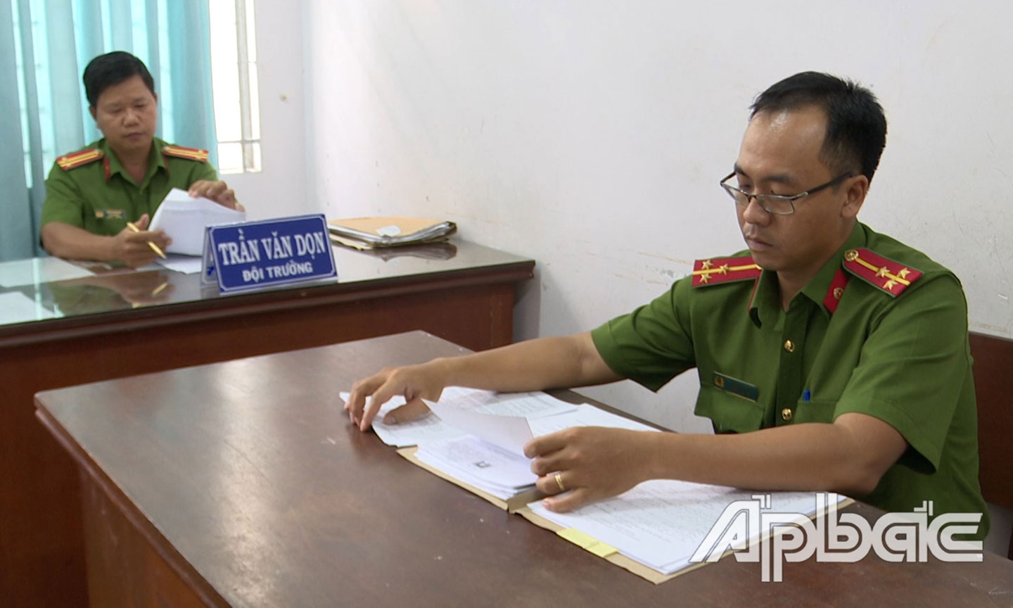 Cảnh sát hình sự  Công an TX. Cai Lậy nghiên cứu đơn tố giác tội phạm lừa đảo của người dân gửi đến.       Ảnh: Thanh Việt