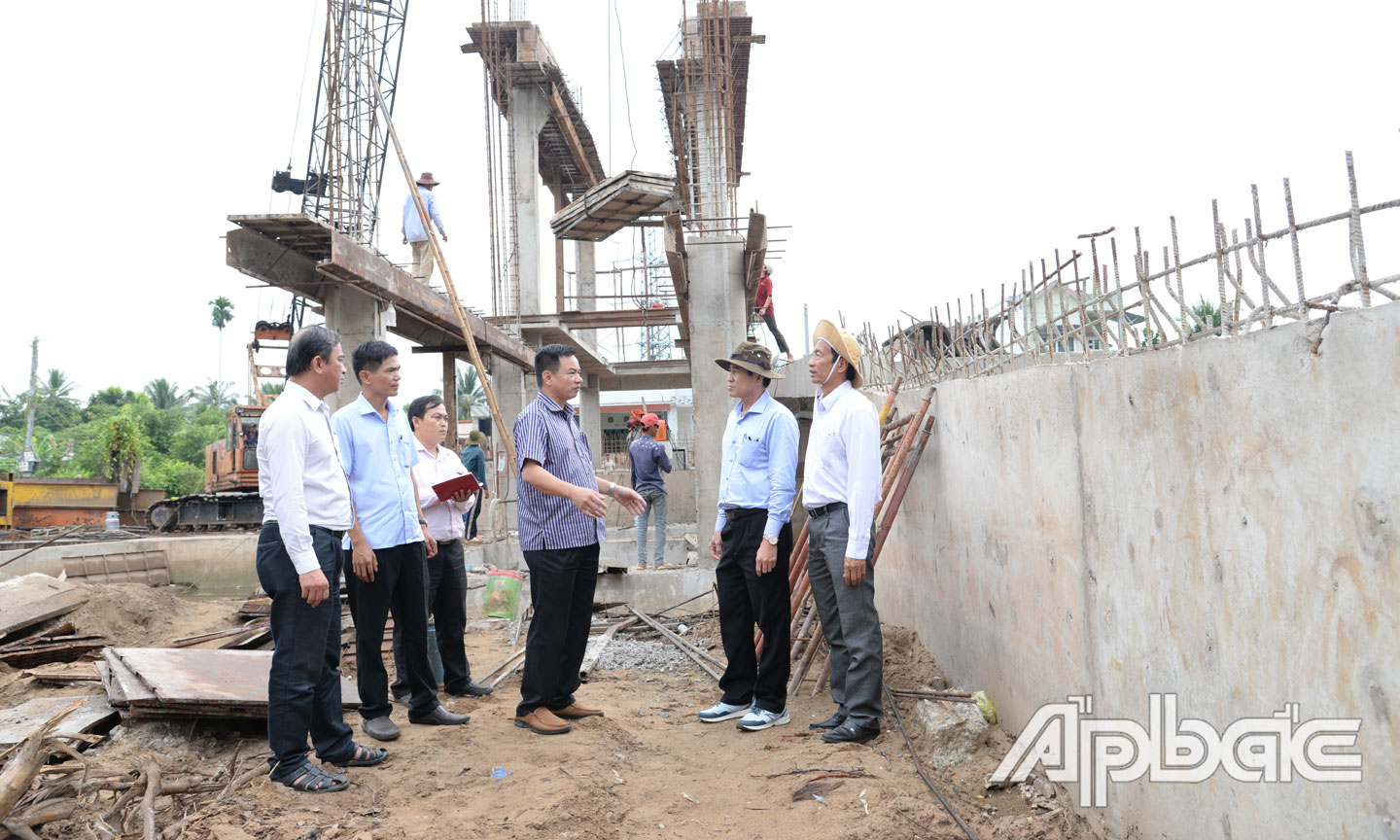 Lãnh đạo tỉnh kiểm tra công trình ngăn mặn, trữ ngọt ở huyện Châu Thành.                                                                                                                                                                                                                                              Ảnh: NGUYỄN SỰ