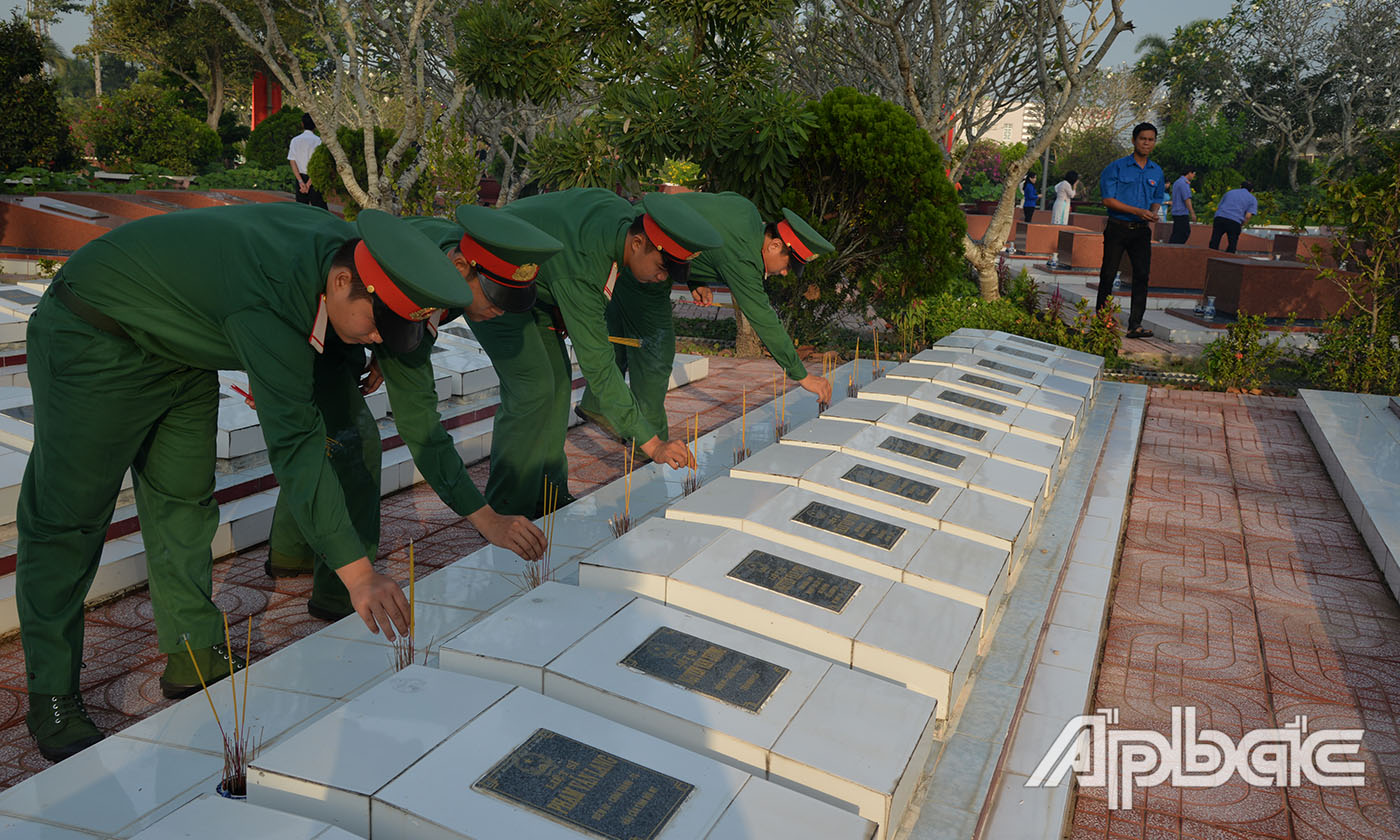 Lực lượng vũ trang thắp hương tại các mộ phần liệt sĩ