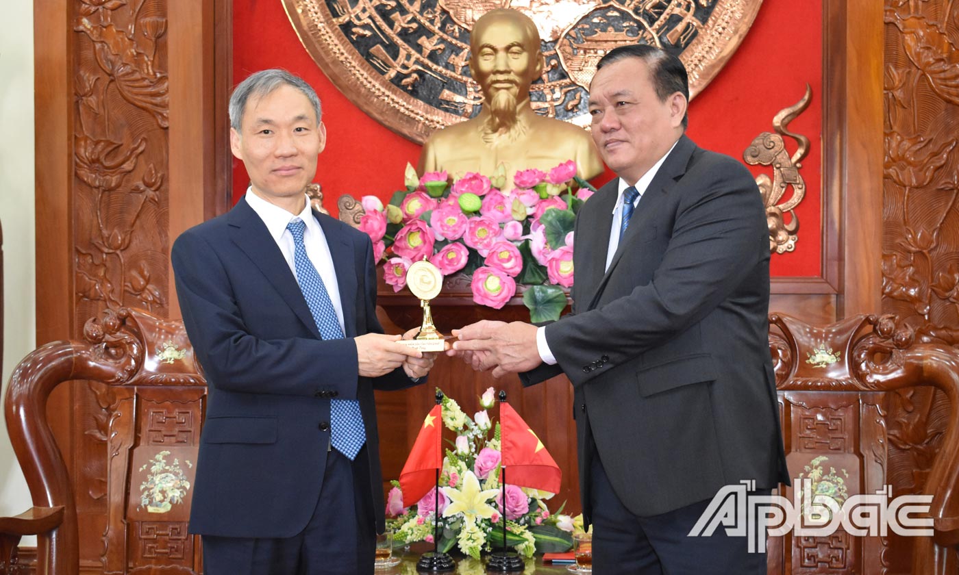 Đồng chí Lê Văn Nghĩa tặng quà lưu niệm cho ngài Phó Thị trưởng Yin Zhijun.