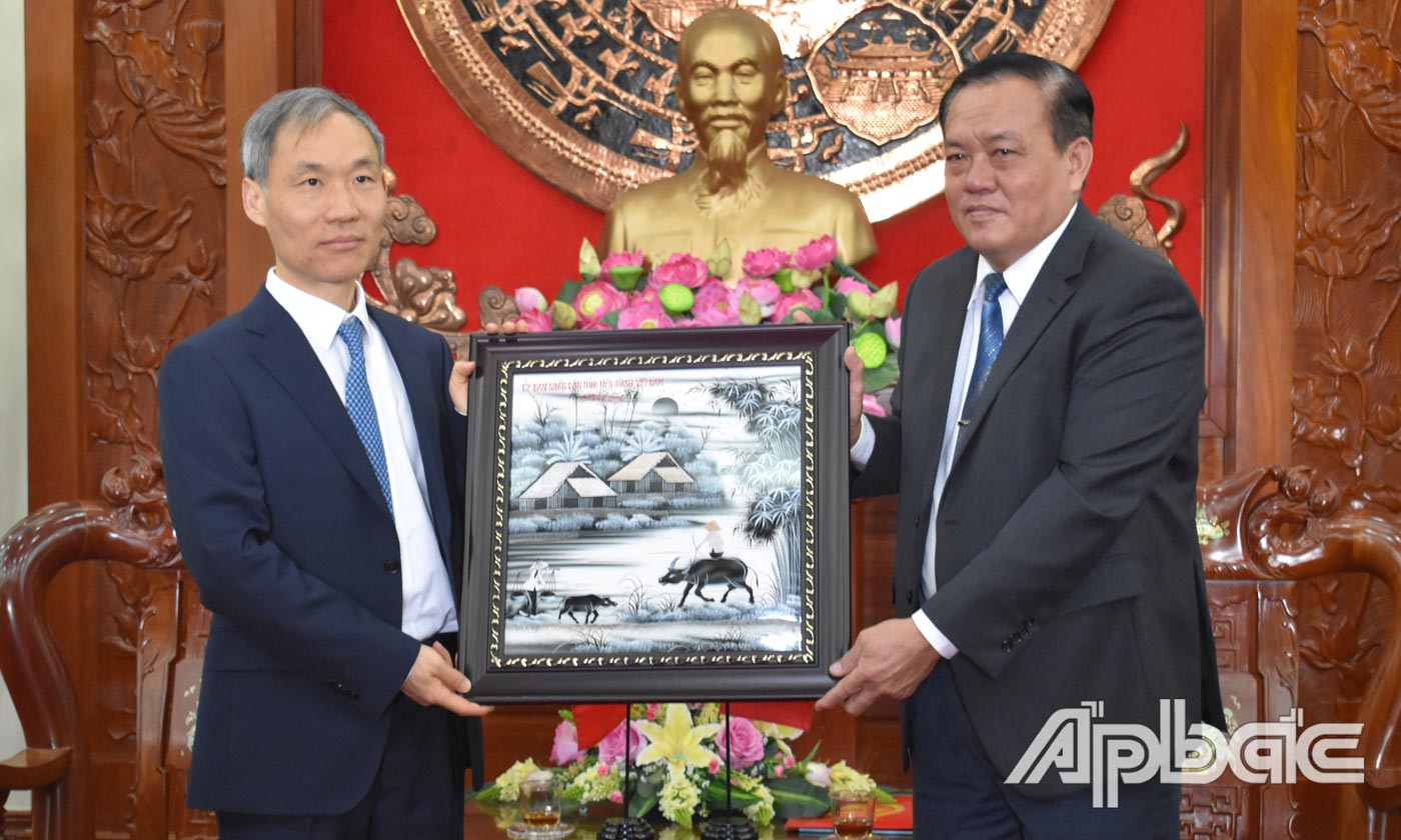 Đồng chí Lê Văn Nghĩa tặng quà lưu niệm cho ngài Phó Thị trưởng Yin Zhijun.