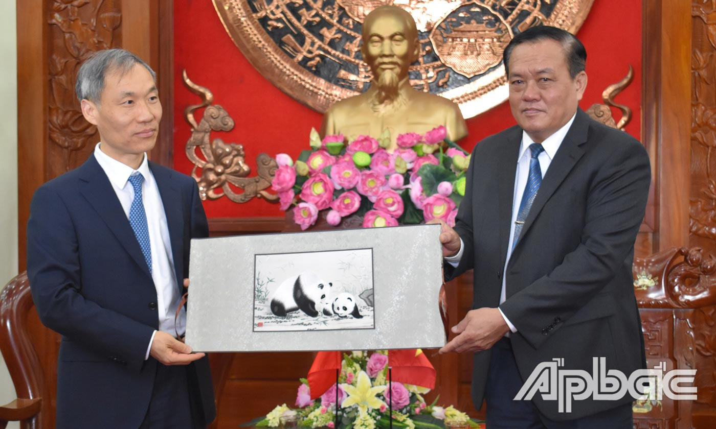 Ngài Phó Thị trưởng Yin Zhijunng tặng quà lưu niệm cho đồng chí Lê Văn Nghĩa.