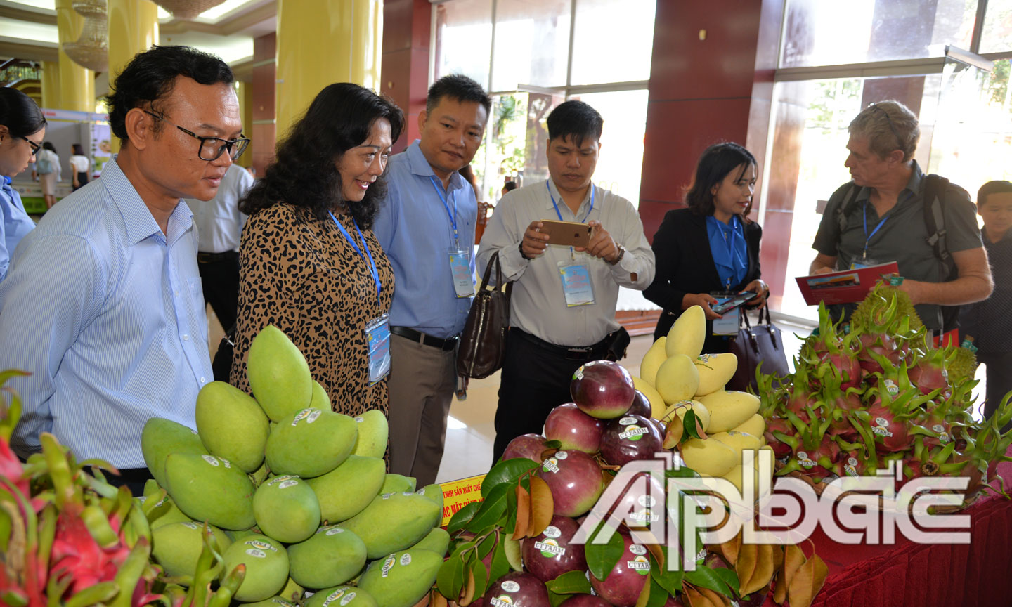 Đại biểu tham quan khu trưng bày đặc sản Tiền Giang.