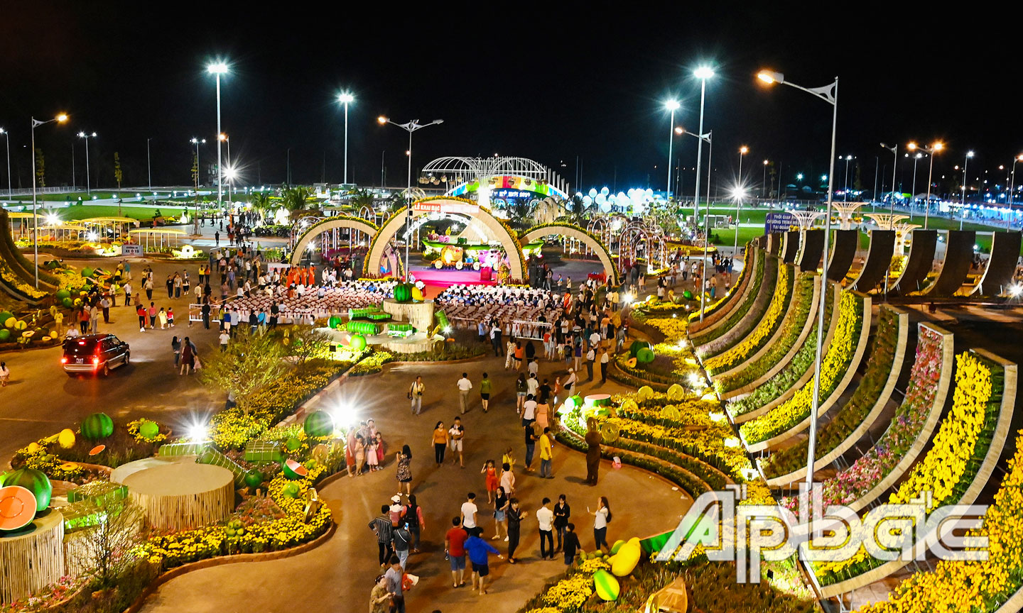 Quảng trường Trung tâm tỉnh, nơi tổ chức Đường hoa Xuân Kỷ Hợi năm 2019, là một trong những điểm nhấn của TP. Mỹ Tho.