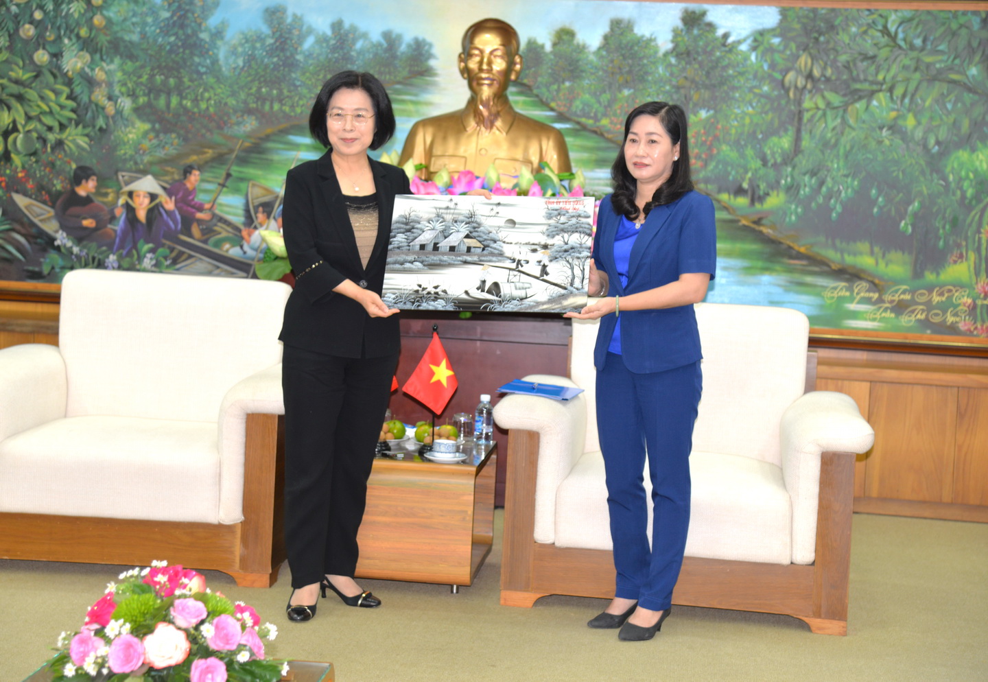 Đồng chí Châu Thị Mỹ Phương, Trưởng Ban Tuyên giáo Tỉnh ủy Giang trao quà lưu niệm của tỉnh đến bà Ôn Hồng Ngạn