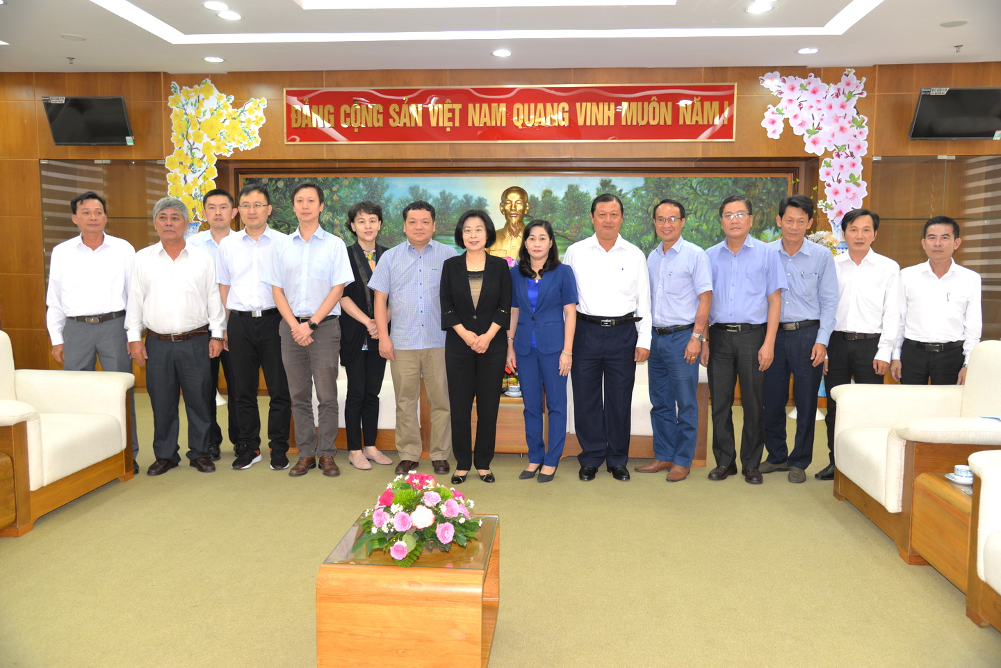 Đoàn đại biểu Nhân dân nhật báo chụp ảnh lưu niệm với lãnh đạo tỉnh Tiền Giang