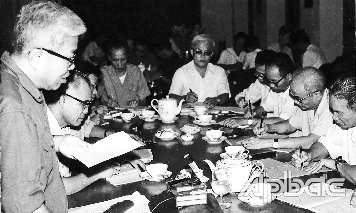 Đồng chí Phạm Hùng về làm việc với Tỉnh ủy Tiền Giang những năm đầu sau  giải phóng miền Nam.                                                                                               Ảnh: TRẦN BIỂU