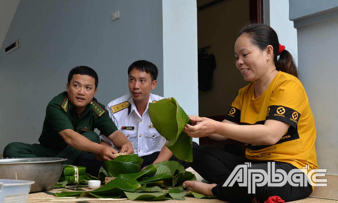 Quân, dân trên đảo gói bánh chưng ngày tết. 