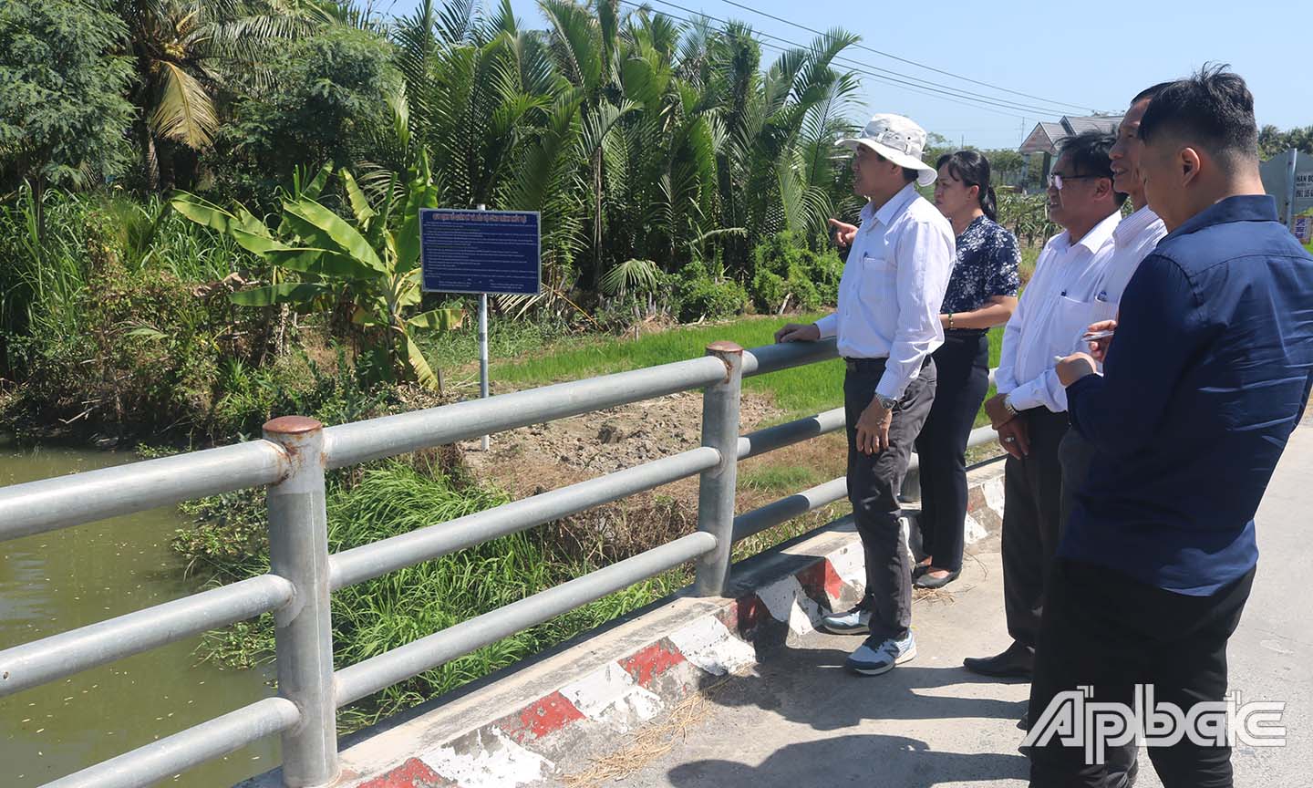 Đồng chí Lê Văn Hưởng đến kiểm tra lượng nước trên tuyến kênh nội đồng thuộc xã Đồng Thạnh (huyện Gò Công Tây).