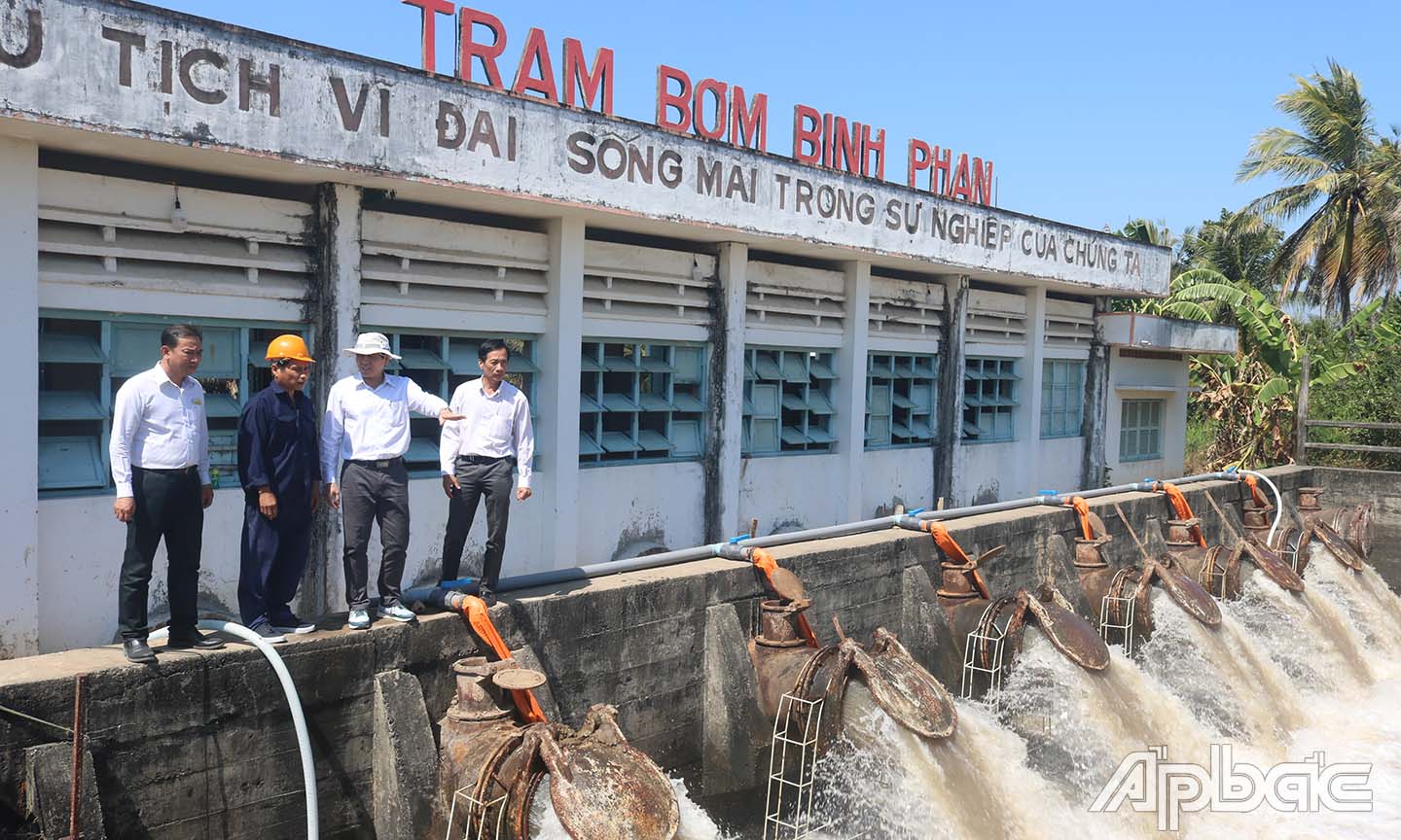 Kiểm tra công tác bơm cấp nước tại trạm bơm Bình Phan (huyện Chợ Gạo).