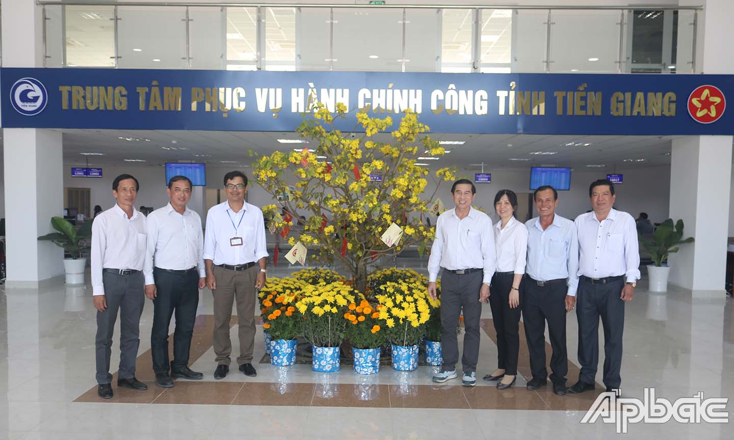 Đồng chí Lê Văn Hưởng chụp ảnh lưu niệm cùng với lãnh đạo, cán bộ, viên chức trung tâm phục vụ hành chính công.