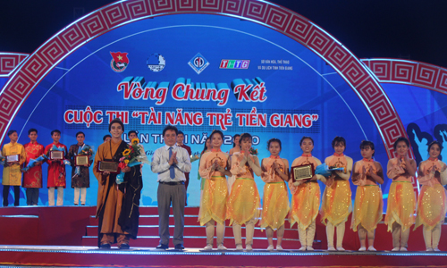 Vice Chairman of Tien Giang People's Committee Tran Van Dung  Comrade Tran Van Dung awarded the First Prize for repertoire.