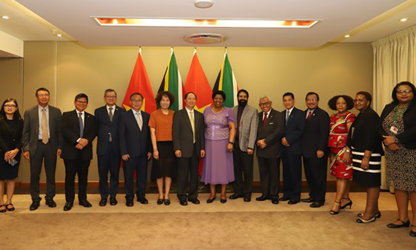 Ambassador Vu Van Dung and Deputy Foreign Minister of South Africa Candith Mashego-Dlamini pose for a group photo (Photo: VNA)