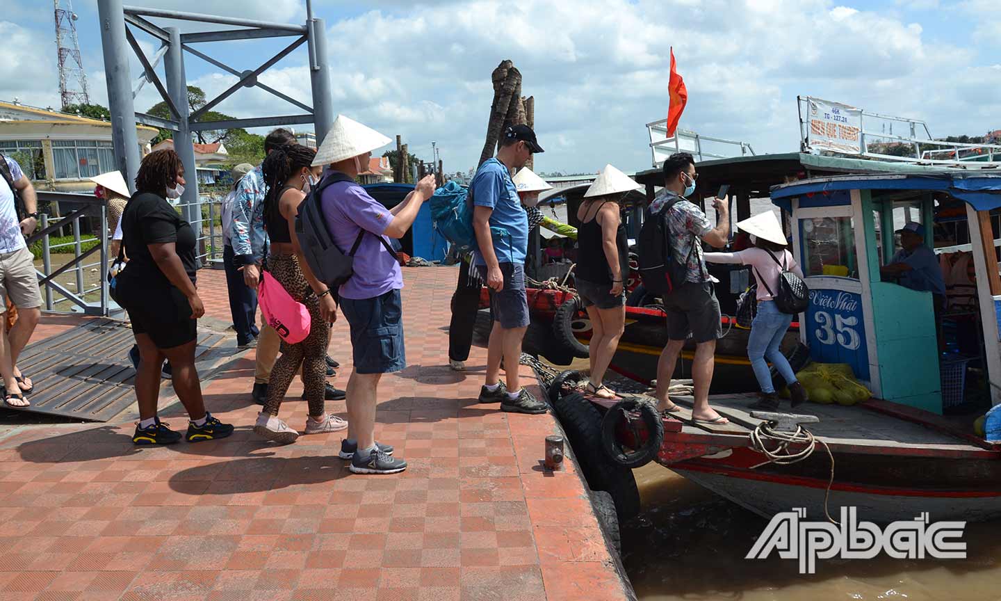 Du khách xuống tàu tham quan cù lao Thới Sơn.