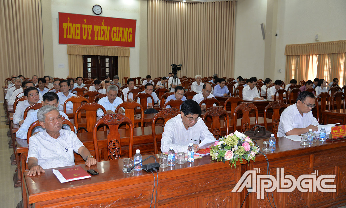 Các đại biểu tại điểm cầu Tỉnh ủy Tiền Giang tập trung theo dõi Hội nghị trực tuyến chủ đề năm 2019.               Ảnh: HẠNH NGA