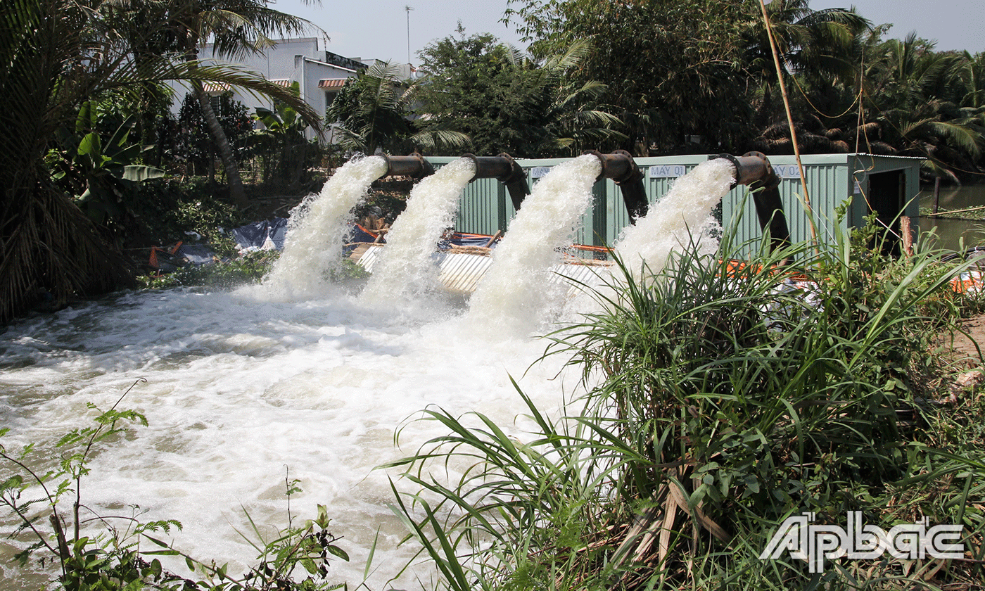 Trạm bơm dã chiến đầu kênh Champeaux.