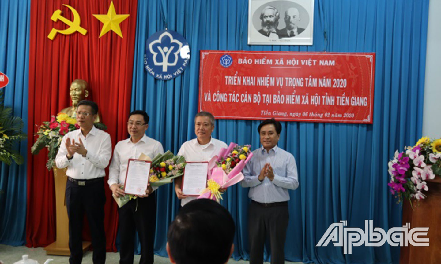 (Từ trái sang: Các đồng chí Trần Đình Liệu, Võ Khánh Bình, Lê Văn Chương và Trần Văn Dũng tại lễ trao 2 quyết định).