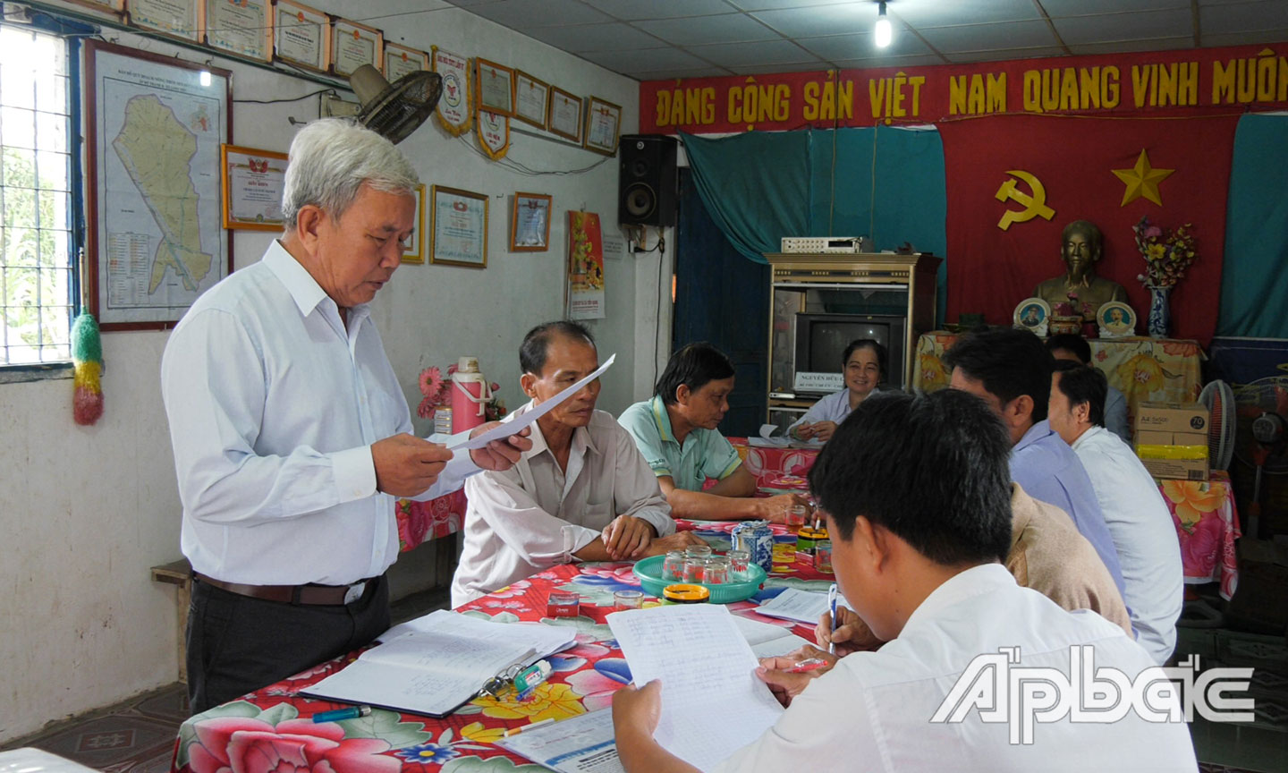 Đồng chí Nguyễn Hữu Chí triển khai kế hoạch và lấy ý kiến đóng góp của đảng viên về việc nâng cấp các công trình giao thông trên địa bàn ấp trong năm 2020.