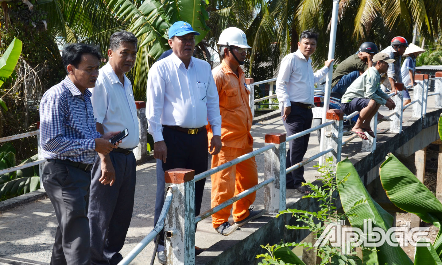 Mr. Le Van Nghia checked the prevention and combat against drought and salinity in Thanh Tri commune.