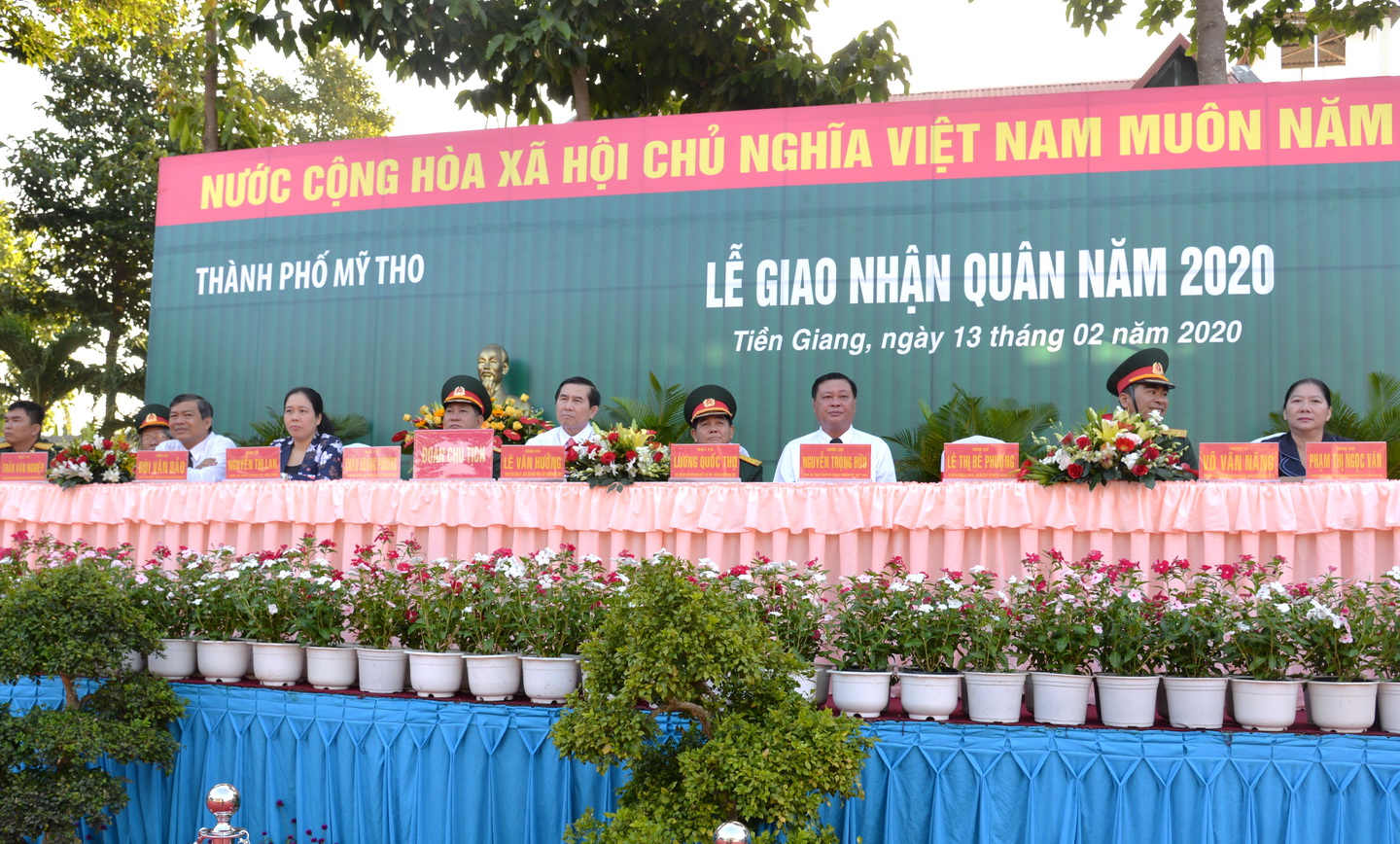 Lãnh đạo tỉnh và TP. Mỹ Tho đến tiến thanh niên nhập ngũ