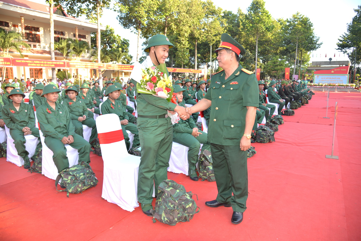 Đại tá Châu Hoàng Phương, chỉ huy trưởng Bộ Chỉ huy quân sự tỉnh chúc mừng tân binh đứng chân vào hàng ngũ bộ đội Cụ Hồ